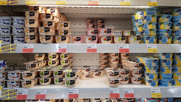 Yogurts on a shelf in a supermarket during the coronavirus epidemic (2020 год). Редакционное фото, фотограф Анна Кривицкая / Фотобанк Лори