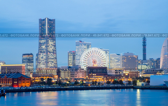 Yokohama Skyline building and skyscraper in downtown at dusk, Japan. Стоковое фото, агентство Ingram Publishing / Фотобанк Лори