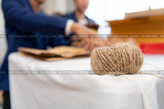 Young Asian businessman and woman Clothes are being packaged for delivery to customers in cardboard boxes and cushioned lump from natural materials that are not toxic to the planet. Стоковое фото, агентство Ingram Publishing / Фотобанк Лори