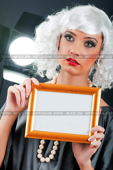 Young attractive girl with blank picture frame. Стоковое фото, агентство Ingram Publishing / Фотобанк Лори