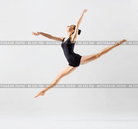 Young ballerina (on grey version) Стоковое фото, агентство Ingram Publishing / Фотобанк Лори