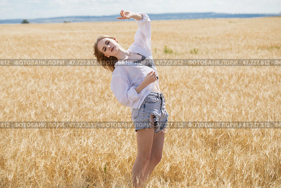 Young beautiful blonde girl posing in a wheat field. Стоковое фото, фотограф Андрей Аркуша / Фотобанк Лори
