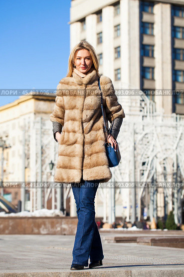 Young beautiful woman in winter coat. Стоковое фото, фотограф Андрей Аркуша / Фотобанк Лори