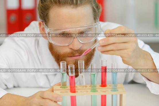 young biologist sets dna sequencing reaction with multichannel pipette. Стоковое фото, агентство Ingram Publishing / Фотобанк Лори