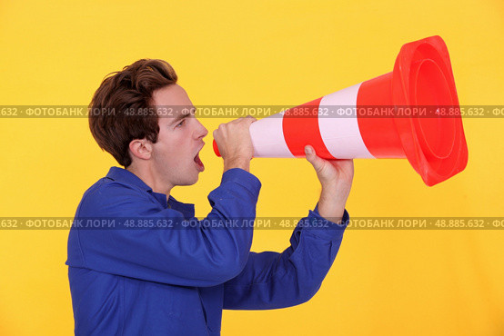 young blue collar shouting in construction cone. Стоковое фото, агентство Ingram Publishing / Фотобанк Лори
