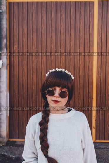 Young brunette woman with retro and hippy style. Стоковое фото, агентство Ingram Publishing / Фотобанк Лори