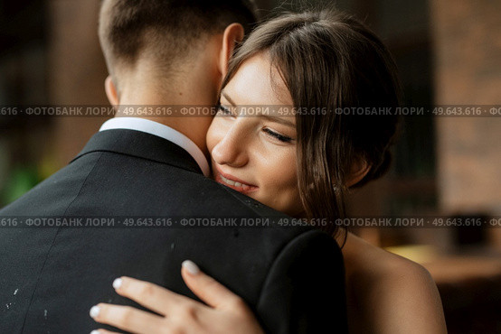 young couple bride and groom in a white short dress walking in the rain. Стоковое фото, агентство Ingram Publishing / Фотобанк Лори
