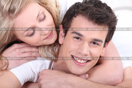 Young couple cuddling. Стоковое фото, агентство Ingram Publishing / Фотобанк Лори