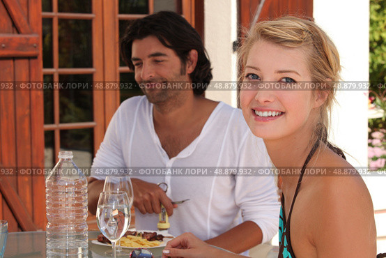 Young couple having lunch alfresco. Стоковое фото, агентство Ingram Publishing / Фотобанк Лори