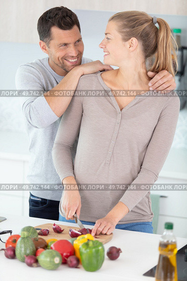 young couple in kitchen preparing lunch. Стоковое фото, агентство Ingram Publishing / Фотобанк Лори