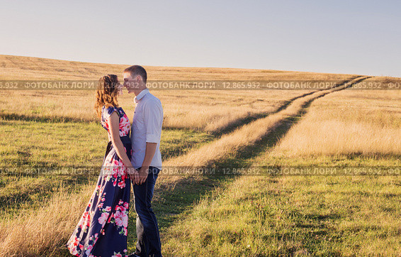 young couple outdoor. Стоковое фото, фотограф Майя Крученкова / Фотобанк Лори