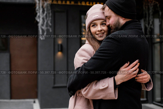 young couple outdoor hugging 6. Стоковое фото, агентство Ingram Publishing / Фотобанк Лори