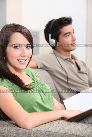 Young couple relaxing at home. Стоковое фото, агентство Ingram Publishing / Фотобанк Лори