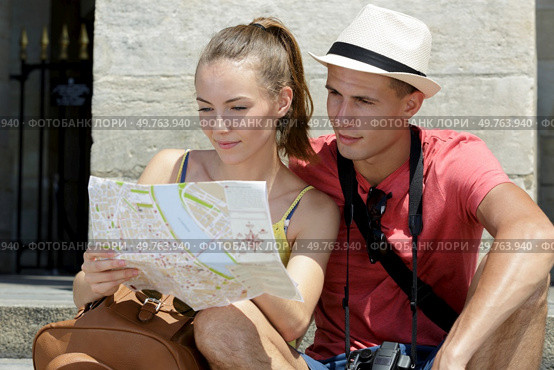 young couple tourist checking the city map. Стоковое фото, агентство Ingram Publishing / Фотобанк Лори
