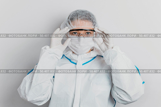 young doctor putting protective goggles 2. Стоковое фото, агентство Ingram Publishing / Фотобанк Лори