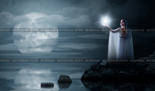 Young elven girl with star isolated on sea coast. Стоковое фото, агентство Ingram Publishing / Фотобанк Лори