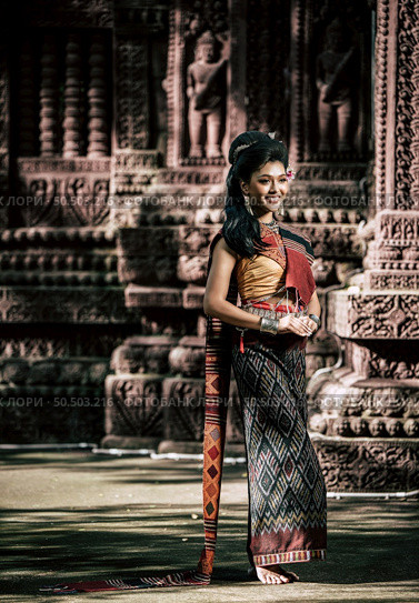 Young female Actress wearing beautiful ancient costumes, in ancient monuments, dramatic style. Perform on legend love popular story, Thai Isan folktale called "Phadaeng and Nang-ai" in acient site. Стоковое фото, агентство Ingram Publishing / Фотобанк Лори
