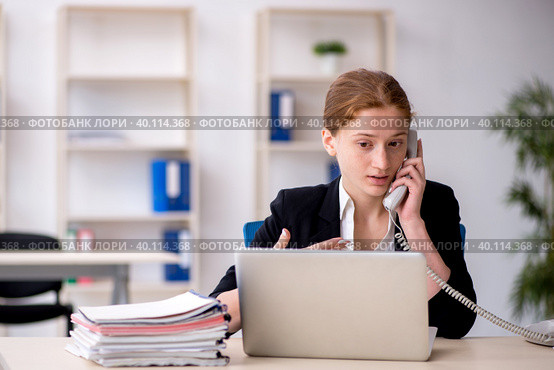 Young female employee working in the office. Стоковое фото, фотограф Elnur / Фотобанк Лори