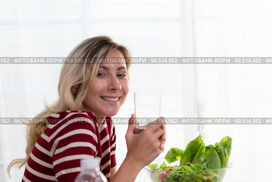 Young female with clean drinking water, which is important for her health, keeps her disease-free, and helps to brighten her skin. Стоковое фото, агентство Ingram Publishing / Фотобанк Лори