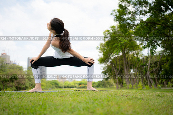 Young female with outdoor activities in the city park, Yoga is her chosen activity. Стоковое фото, агентство Ingram Publishing / Фотобанк Лори