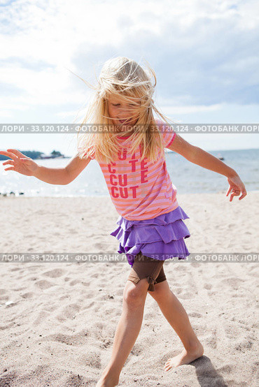 Young girl at beach. Стоковое фото, фотограф Elina Manninen / PantherMedia / Фотобанк Лори