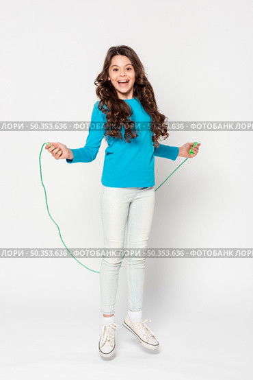 young girl jumping rope. Стоковое фото, агентство Ingram Publishing / Фотобанк Лори