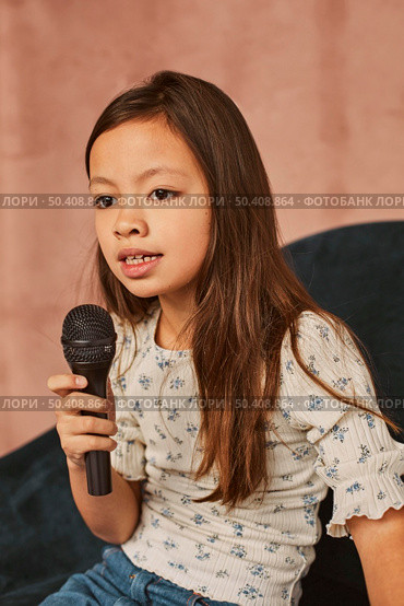 young girl learning how sing home 3. Стоковое фото, агентство Ingram Publishing / Фотобанк Лори