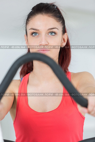 young girl training at gym on a stepping machine. Стоковое фото, агентство Ingram Publishing / Фотобанк Лори