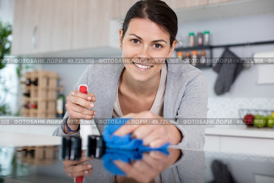 young happy woman is cleaning the kitchen. Стоковое фото, агентство Ingram Publishing / Фотобанк Лори