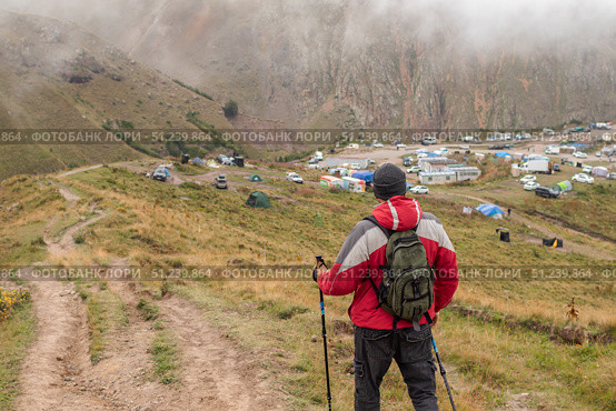 Young hiker returning from the mountains to the tent camp. Стоковое фото, фотограф Михаил Яковлев / Фотобанк Лори