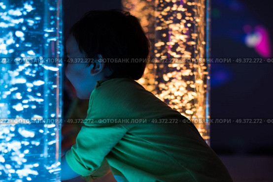 Young kid exploring snoezelen space. Young kid exploring a multi sensory space - snoezelen concept. Стоковое фото, агентство Ingram Publishing / Фотобанк Лори