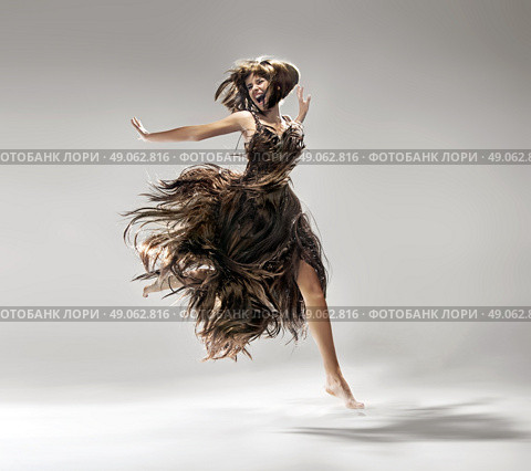 Young lady wearing dress made of hair. Стоковое фото, агентство Ingram Publishing / Фотобанк Лори