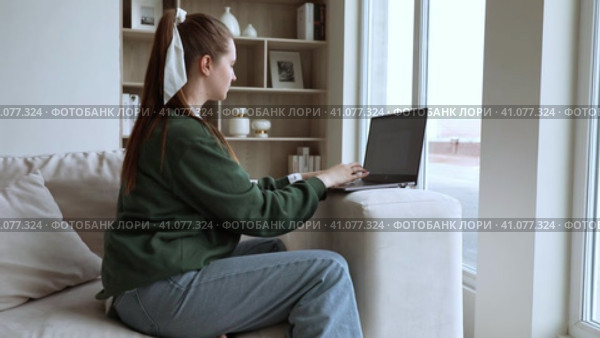 Young lady works at lap top at home. Стоковое видео, видеограф Юлия Паутова / Фотобанк Лори