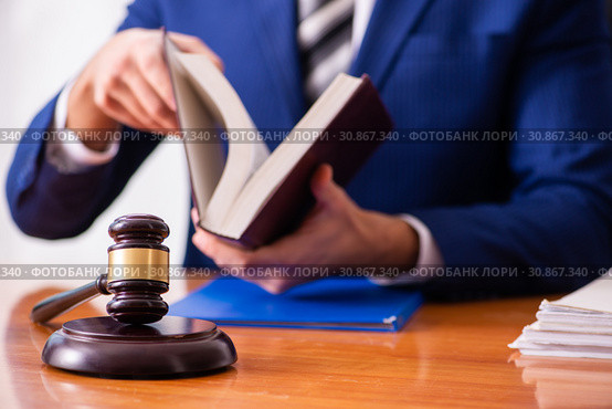 Young male judge sitting in courtroom. Стоковое фото, фотограф Elnur / Фотобанк Лори