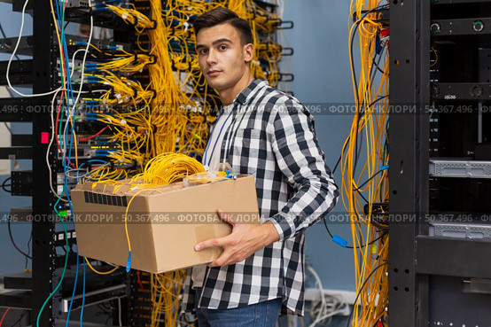 young man holding box with wires. Стоковое фото, агентство Ingram Publishing / Фотобанк Лори