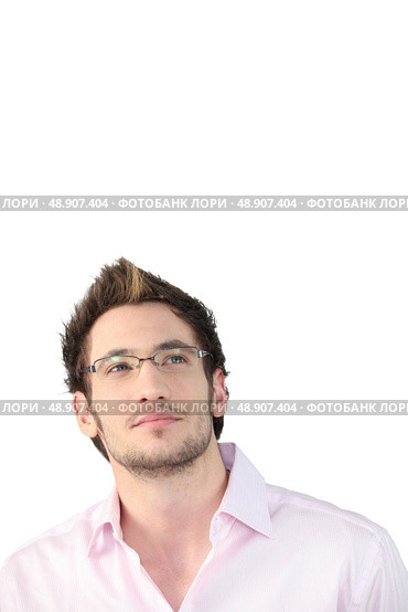 Young man looking up at the ceiling. Стоковое фото, агентство Ingram Publishing / Фотобанк Лори