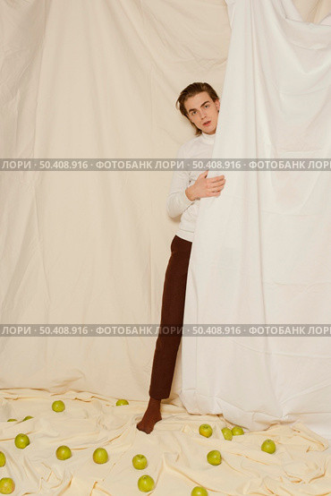 young man portrait with flowers 21. Стоковое фото, агентство Ingram Publishing / Фотобанк Лори