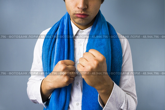 Young man raising his fists. Стоковое фото, агентство Ingram Publishing / Фотобанк Лори