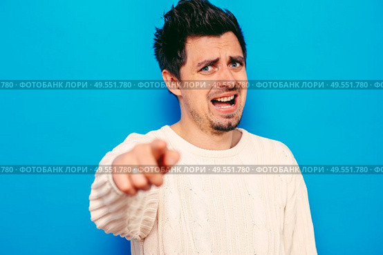 Young man showing his index finger towards the camera. Стоковое фото, агентство Ingram Publishing / Фотобанк Лори