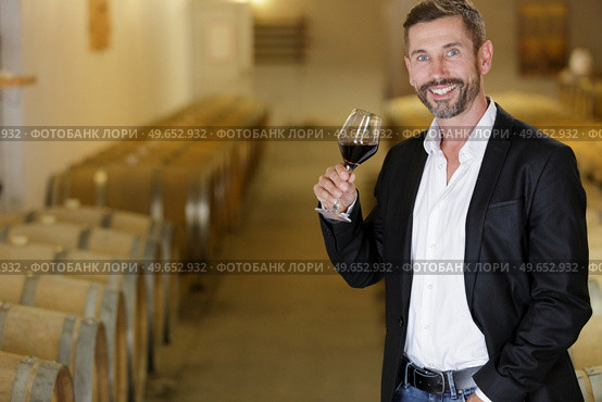 young man tasting red wine in cellar. Стоковое фото, агентство Ingram Publishing / Фотобанк Лори