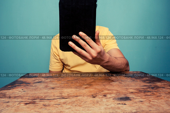 Young man using a tablet. Стоковое фото, агентство Ingram Publishing / Фотобанк Лори