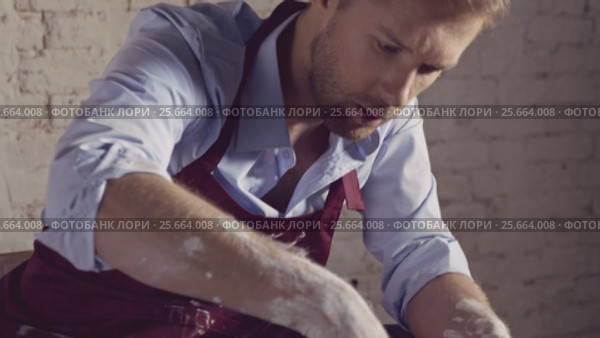 Young master of the potter's wheel. Стоковое видео, видеограф Raev Denis / Фотобанк Лори