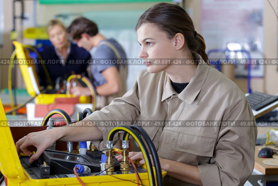 young people in technical vocational training with teacher. Стоковое фото, агентство Ingram Publishing / Фотобанк Лори