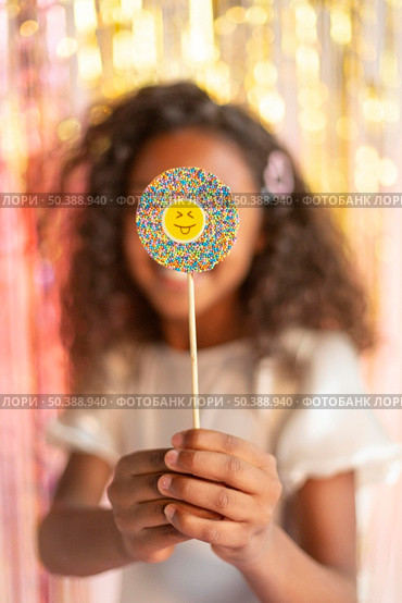 young pretty girl festive party with lollipop. Стоковое фото, агентство Ingram Publishing / Фотобанк Лори