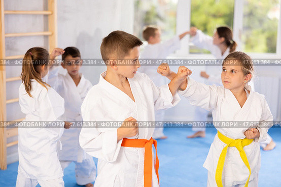 Young pupils train to perform defensive karate installations and attacking combat techniques. Стоковое фото, фотограф Яков Филимонов / Фотобанк Лори