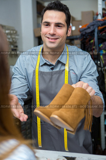 young shoemaker in workshop making shoes. Стоковое фото, агентство Ingram Publishing / Фотобанк Лори