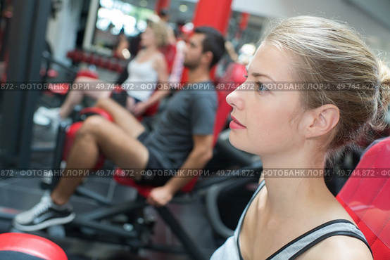 young sporting woman in a gym. Стоковое фото, агентство Ingram Publishing / Фотобанк Лори