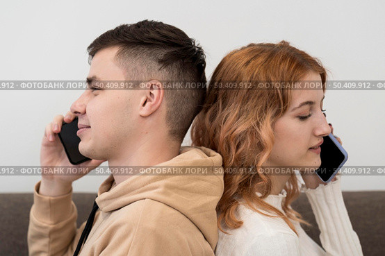 young teenagers with phones. Стоковое фото, агентство Ingram Publishing / Фотобанк Лори