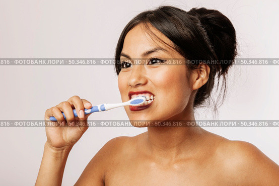 young woman brushing her teeth. Стоковое фото, агентство Ingram Publishing / Фотобанк Лори