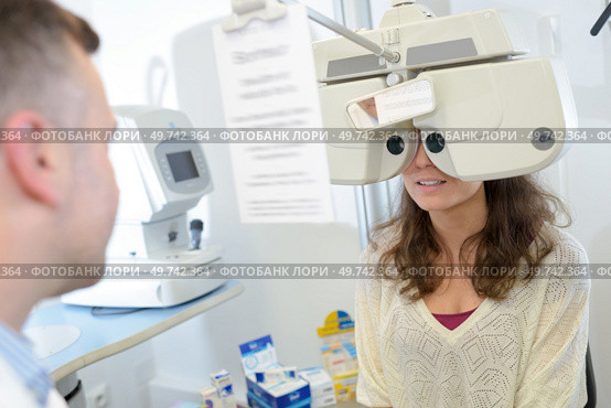 young woman doing eye test. Стоковое фото, агентство Ingram Publishing / Фотобанк Лори